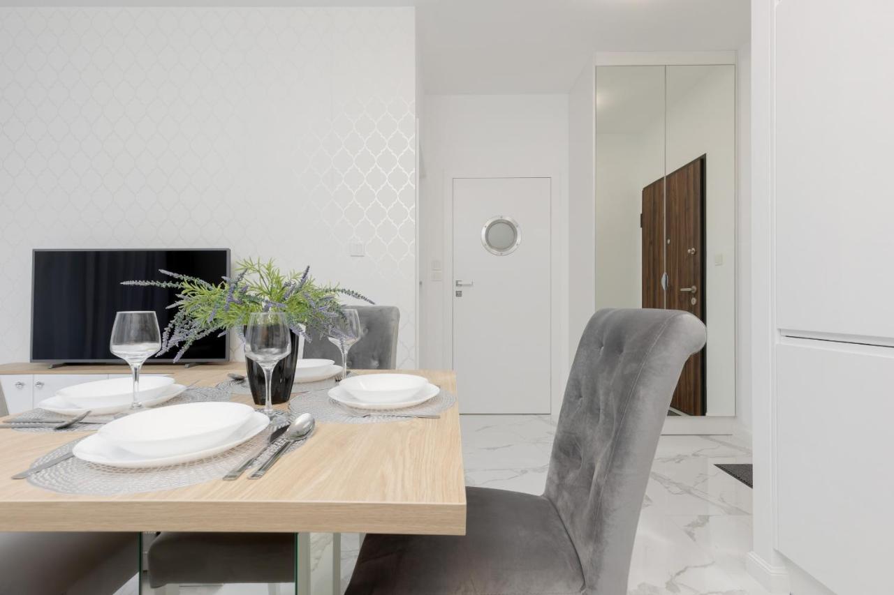 Leilighet Sarmacka With Gym, Sauna And Parking By Renters Warszawa